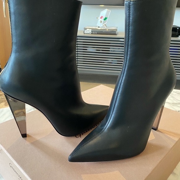 Gianvito Rossi black leather bootie size 38 (european) and 7.5 US - Picture 4 of 4
